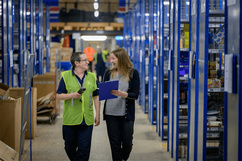 Warehouse worker using σαρωτής barcode